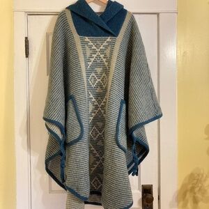 VTG Alafaoss Icewool Icelandic Wool Poncho With Hood OSFM Blue/White Snowflake